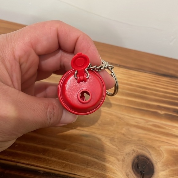 Vintage Tupperware Mini Key Chain Quick Shake
Cup Tumbler Lid Pill Container Red - Picture 4 of 9